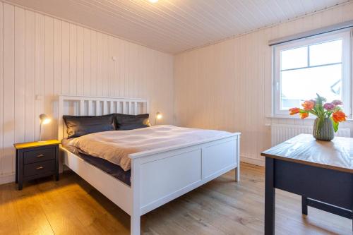 万德利茨Kranich Lodge Hafenblick ohne versteckte Zusatzkosten的卧室配有白色的床和窗户。