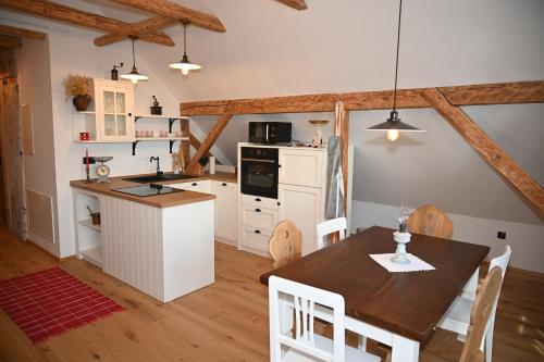 莫济列SLOVENIAN HOUSE GOSTECE-Vintage Apartma的厨房以及带木桌的用餐室。