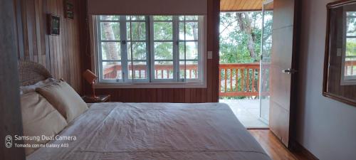 孔塔多拉Villa #4 - Isla Contadora的一间卧室设有一张床和一个大窗户