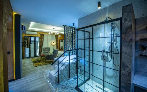 普里什蒂纳Hotel and Apartments Central City Prishtina的一间带淋浴的浴室