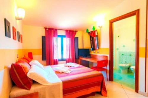 冯塔尼比安奇Villa Sunset B&B/Apartments的色彩缤纷的卧室设有1张床和1间浴室