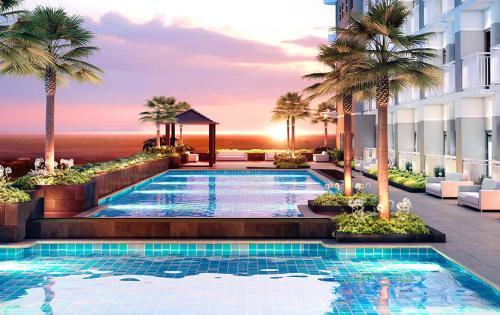 马尼拉Luxury Sunset Views and Prime Location near CCP MOA with WIFI Parking的一座棕榈树游泳池和一座建筑