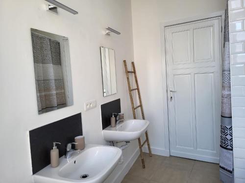 布鲁塞尔Brussels Bed & Blockchain Private rooms with shared bathroom的白色的浴室设有水槽和镜子