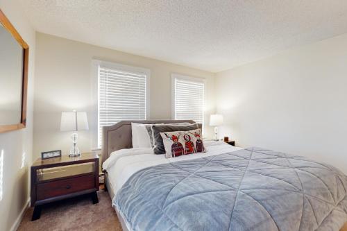 拉德洛Teddy's Getaway的一间卧室配有一张大床和两盏灯。