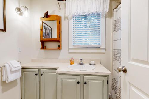 拉德洛Teddy's Getaway的白色的浴室设有水槽和窗户。