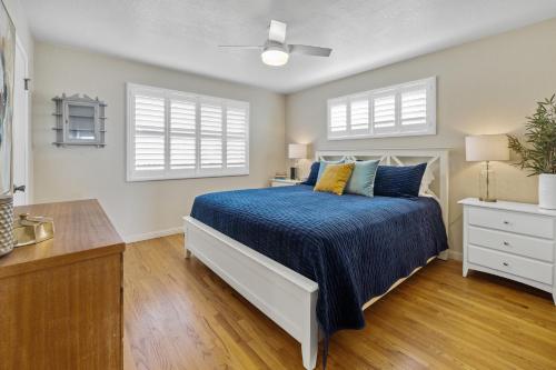 莫罗贝Hillcrest Haven的一间卧室设有一张床和两个窗户。