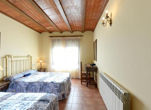 Bayubas de AbajoLas Tejas的一间卧室设有两张床和大窗户
