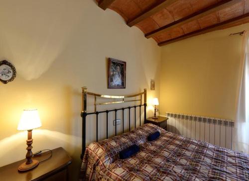 Bayubas de AbajoLas Tejas的卧室配有一张床,墙上挂着一个钟