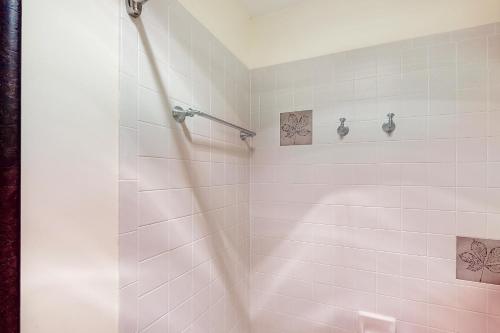 克雷斯特德比特Skyland Studio的带淋浴的浴室(铺有粉红色瓷砖)