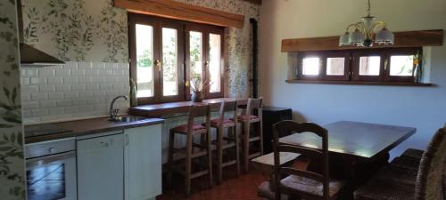 AbiadaCasavieja Rural的厨房配有桌子、水槽和桌子