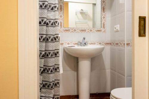 赫雷斯-德拉弗龙特拉Sanvi Xerez Centro的一间带水槽和镜子的浴室
