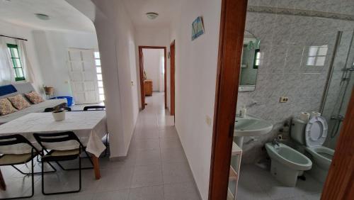 阿列塔Chelada 2的一间带桌子、水槽和卫生间的浴室