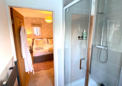 Hough GreenThe Lodge Chester - luxury apartment for two, with free parking!的带淋浴的浴室和1间带1张床的卧室