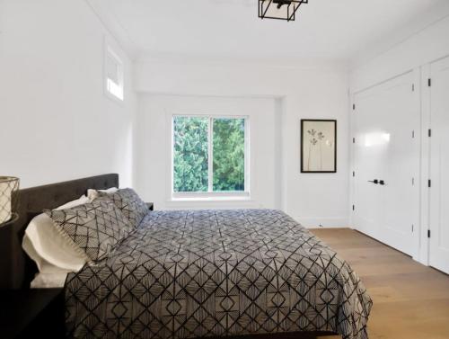 兰利The Fernridge Estate: 5BD Family Retreat!的白色的卧室设有床和窗户