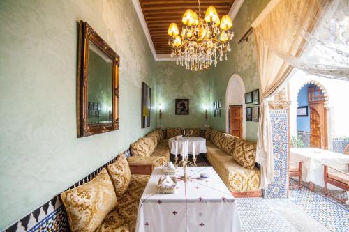 拉巴特Dar Shaeir的客厅配有沙发和桌子