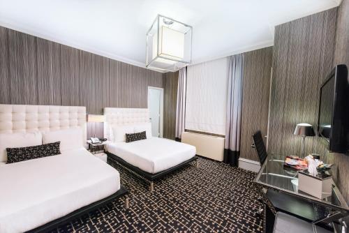 纽约摩登呢酒店的酒店客房设有两张床和电视。