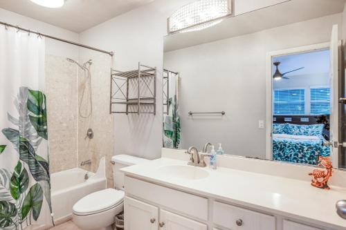 唯客乐渡假村Hau'Oli at Waikoloa Hills #902的一间带水槽、卫生间和淋浴的浴室