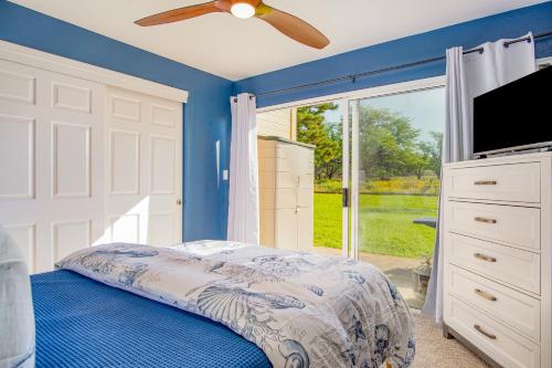 唯客乐渡假村Hau'Oli at Waikoloa Hills #902的一间卧室配有一张床和吊扇