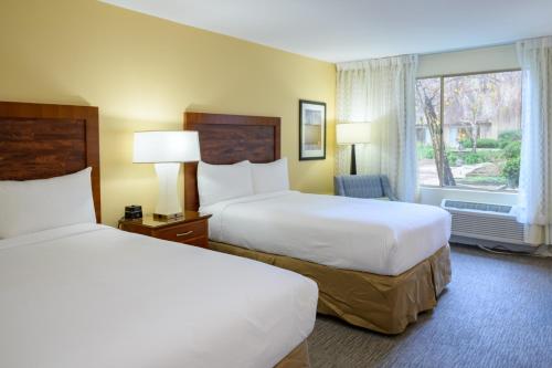 范奈斯爱特尔广场酒店的酒店客房设有两张床和窗户。