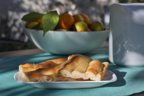 热那亚Il Giardino della Tartaruga的桌上放馅饼的盘子,放一碗水果