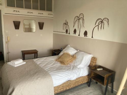 博尔马斯·莱斯·米默萨斯帕拉迪斯酒店的一间卧室配有带白色床单和枕头的床。