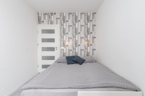 克拉科夫Chill Apartment - Ludwika Rydygiera的白色房间的床,带床头板