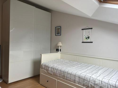 宏达瑞比亚Kobentu Berri by Smiling Rentals的一间卧室设有一张床和白色的墙壁