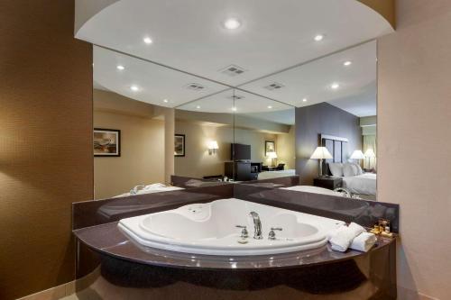 伯灵顿伯灵顿贝斯特韦斯特酒店的一间带浴缸的浴室