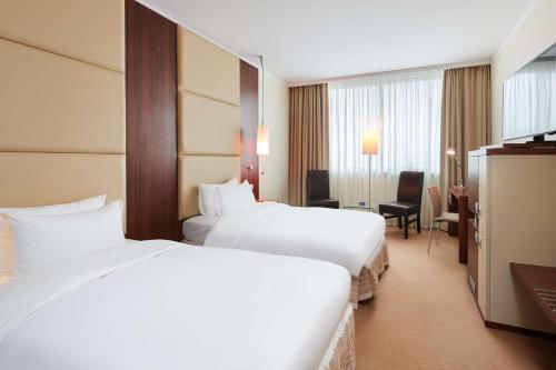 什切青丽笙布鲁什切青酒店的酒店客房设有两张床和电视。