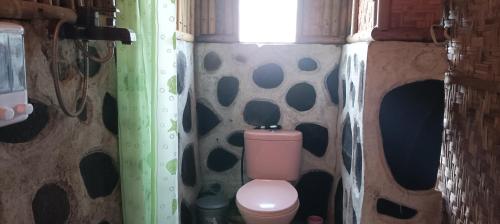 特特巴图Mysha Guest House-Lombok的一间客房内的粉红色卫生间