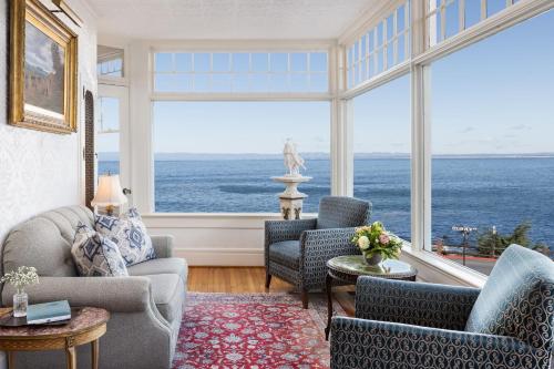 太平洋丛林Seven Gables Inn on Monterey Bay, A Kirkwood Collection Hotel的海景客厅