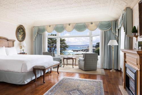 太平洋丛林Seven Gables Inn on Monterey Bay, A Kirkwood Collection Hotel的一间卧室设有一张床和一个大窗户