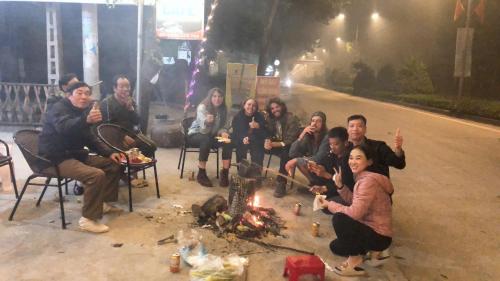Văn LâmTam Coc Scenery Homestay的一群人晚上坐在火炉旁