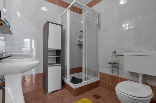 杜埃Room 79-4的带淋浴、卫生间和盥洗盆的浴室