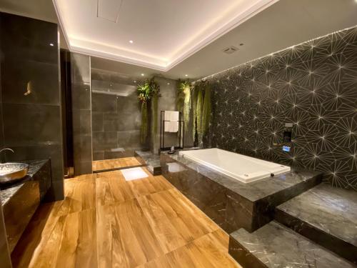 新竹珐何精品旅馆的一间带浴缸的浴室