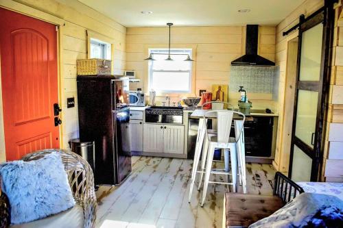 St. Helena IslandSecluded Tiny House by the Marsh with Hunting Island Beach Pass的带冰箱和桌子的厨房