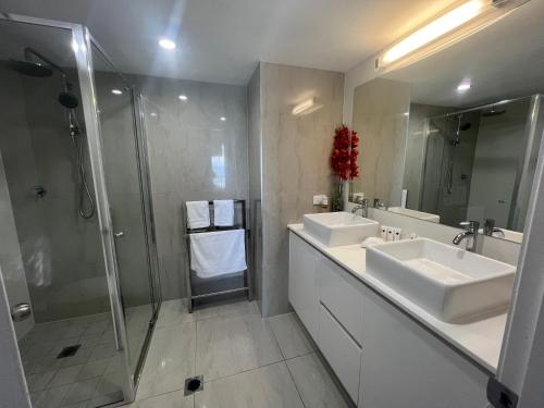 黄金海岸Stunning 2 bedroom Ocean View Apartment的一间带两个盥洗盆和淋浴的浴室