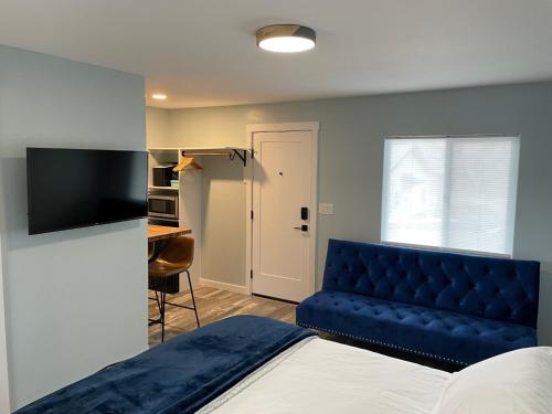 PalisadeThe Homestead的一间卧室配有蓝色的床和蓝色的沙发