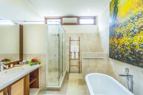 吉利特拉旺安Pearl Sunset Resort的带淋浴、盥洗盆和浴缸的浴室