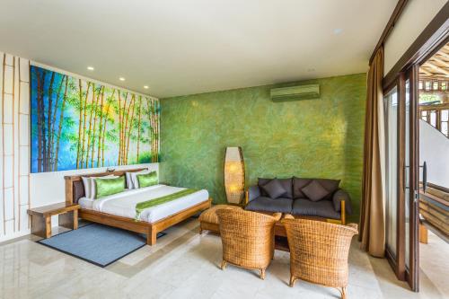 吉利特拉旺安Pearl Sunset Resort的一间卧室配有一张床和一张沙发
