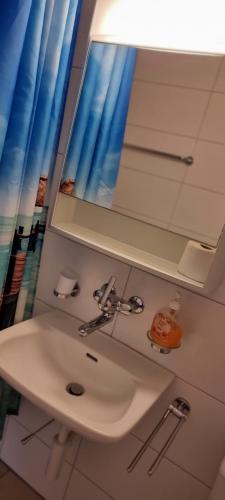 NidauEMANUEL的一间带水槽和镜子的浴室
