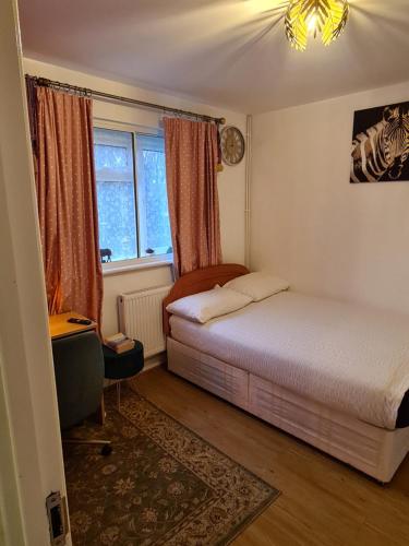 CranfordBABUS INTL的一间卧室设有两张床和窗户。