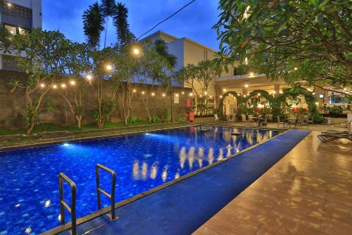 日惹Riss Hotel Malioboro的一座建筑物中间的游泳池