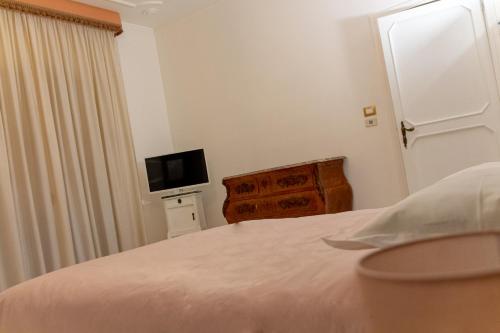 巴里Interno 9的一间卧室配有一张床和一台平面电视