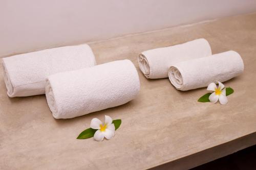 尼甘布茶布什酒店的桌子上三卷带花的卫生纸