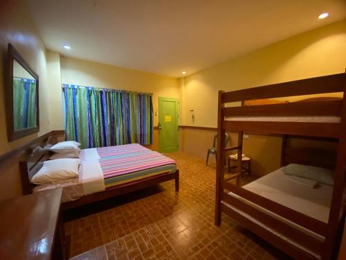 SibulanSea Forest Resort的一间卧室设有两张双层床和一扇绿门