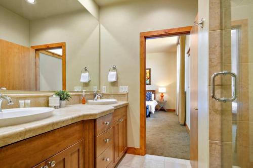 博伊西River Retreat的一间带两个盥洗盆和大镜子的浴室