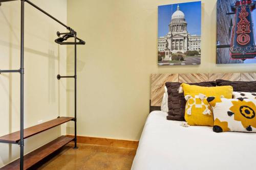 博伊西River Retreat的一间卧室配有床,享有阿辛顿风格。