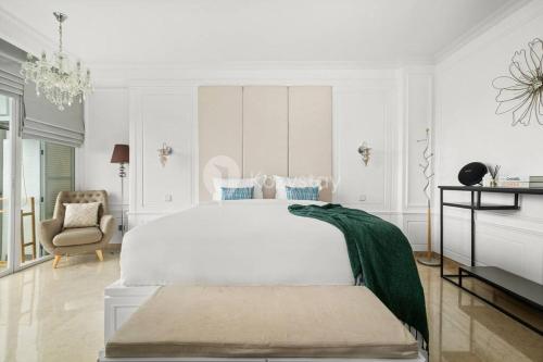 万隆Askara by Kozystay Hot Tub的白色卧室配有一张大床和椅子