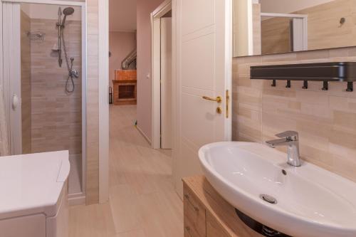 帕埃斯图姆Villa Vimani的浴室配有白色水槽和淋浴。